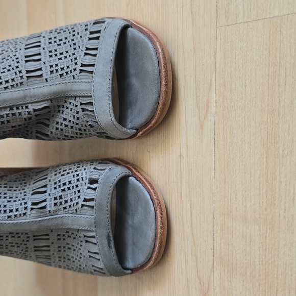 Vince Camuto Keannie Leather Open Toe Stacked Gray Block Heels Sandals Size 5M - Picture 8 of 10